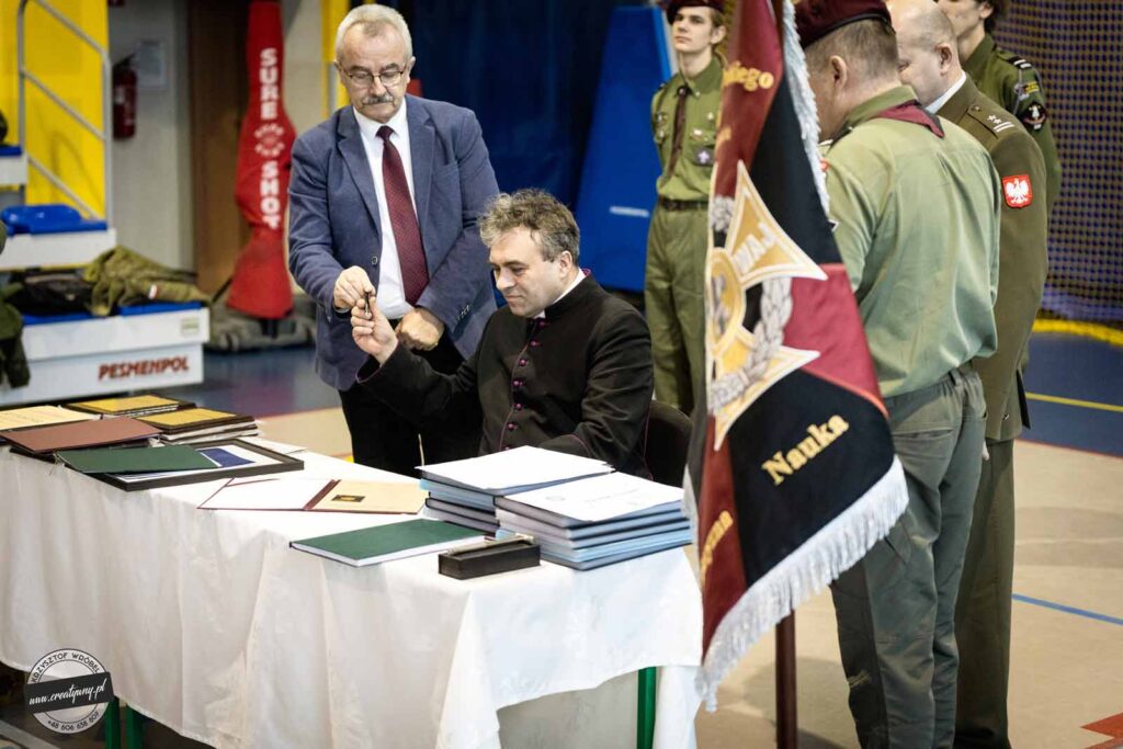 uroczystość poświęcenia i nadania sztandaru 1 Szczepowi ZHP Ziemi Mikstackiej im. Powstańców Wielkopolskich