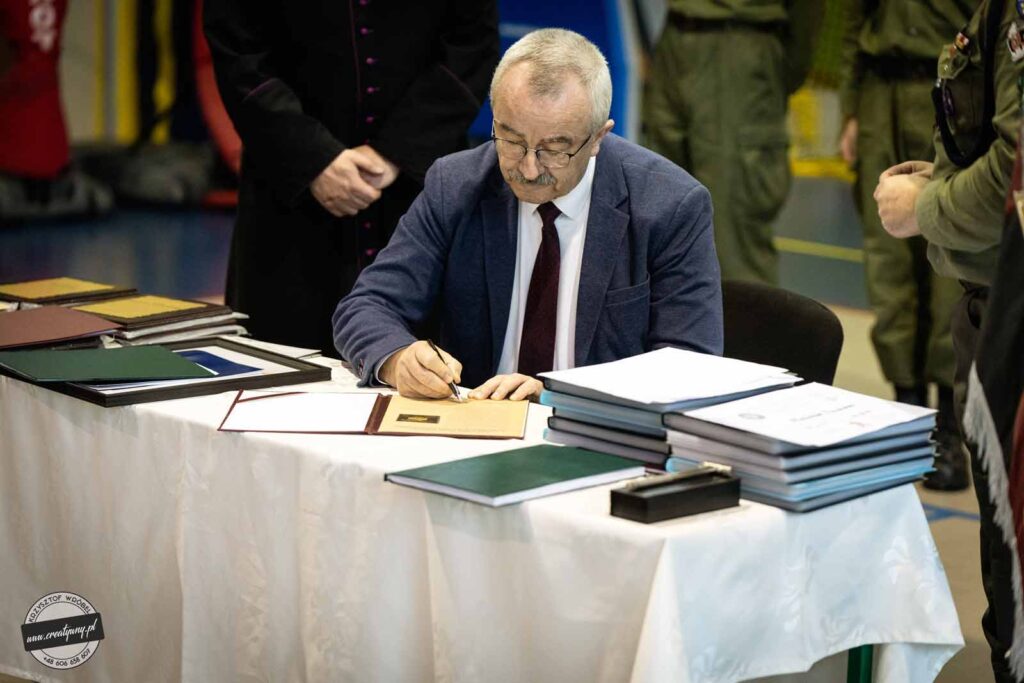 uroczystość poświęcenia i nadania sztandaru 1 Szczepowi ZHP Ziemi Mikstackiej im. Powstańców Wielkopolskich