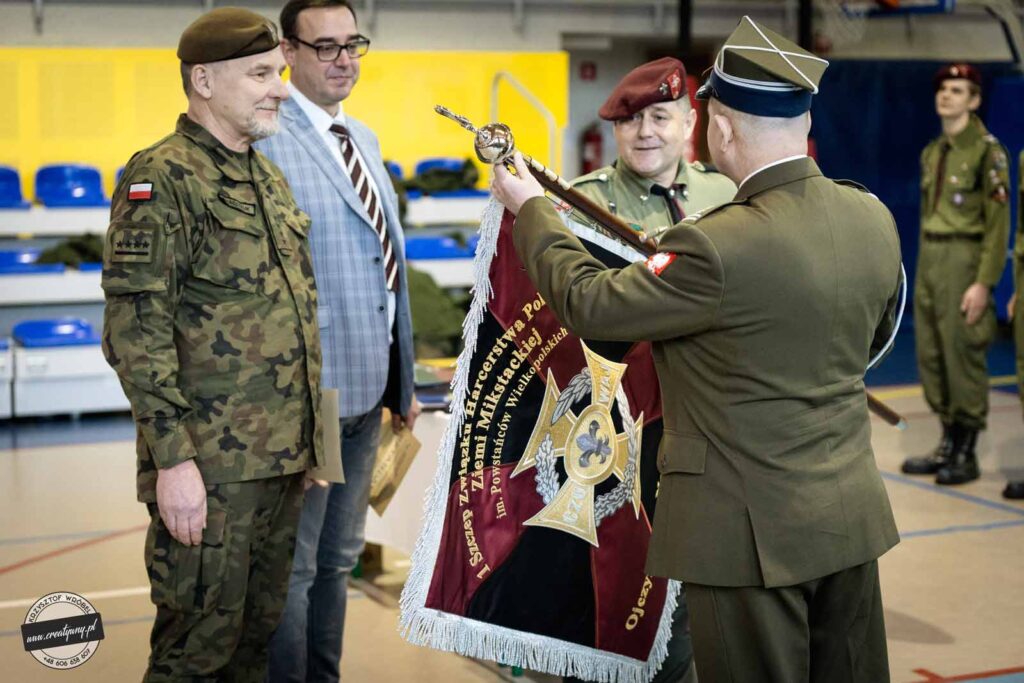 uroczystość poświęcenia i nadania sztandaru 1 Szczepowi ZHP Ziemi Mikstackiej im. Powstańców Wielkopolskich