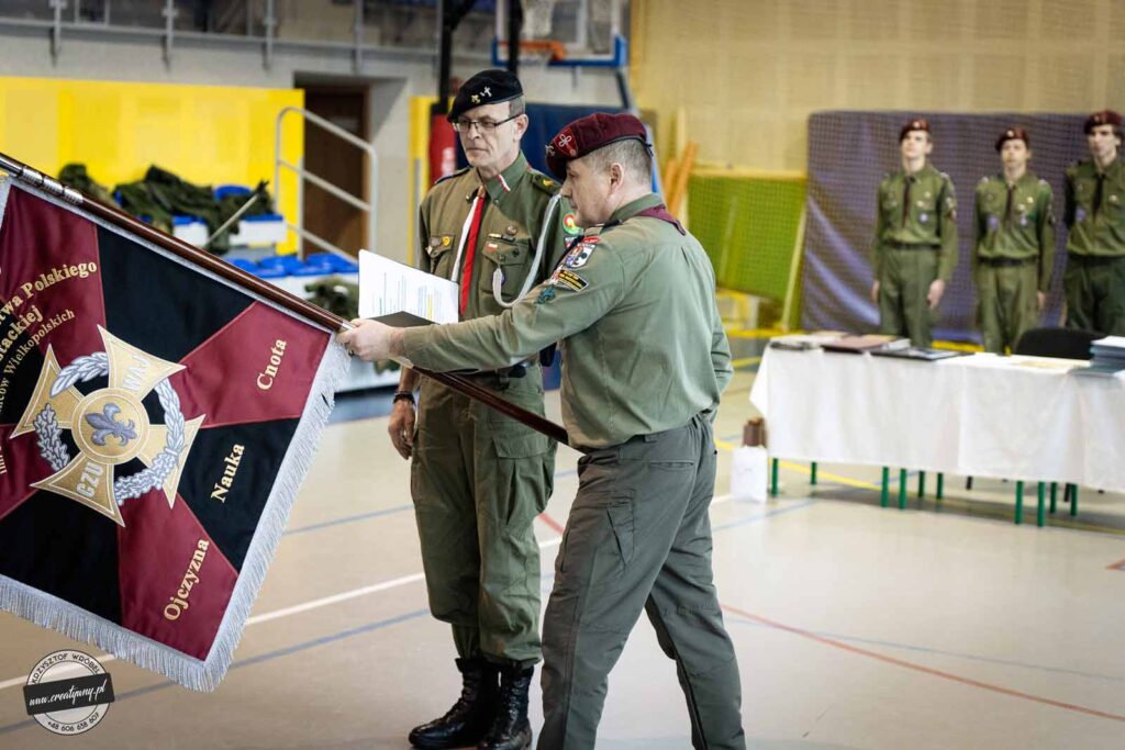uroczystość poświęcenia i nadania sztandaru 1 Szczepowi ZHP Ziemi Mikstackiej im. Powstańców Wielkopolskich