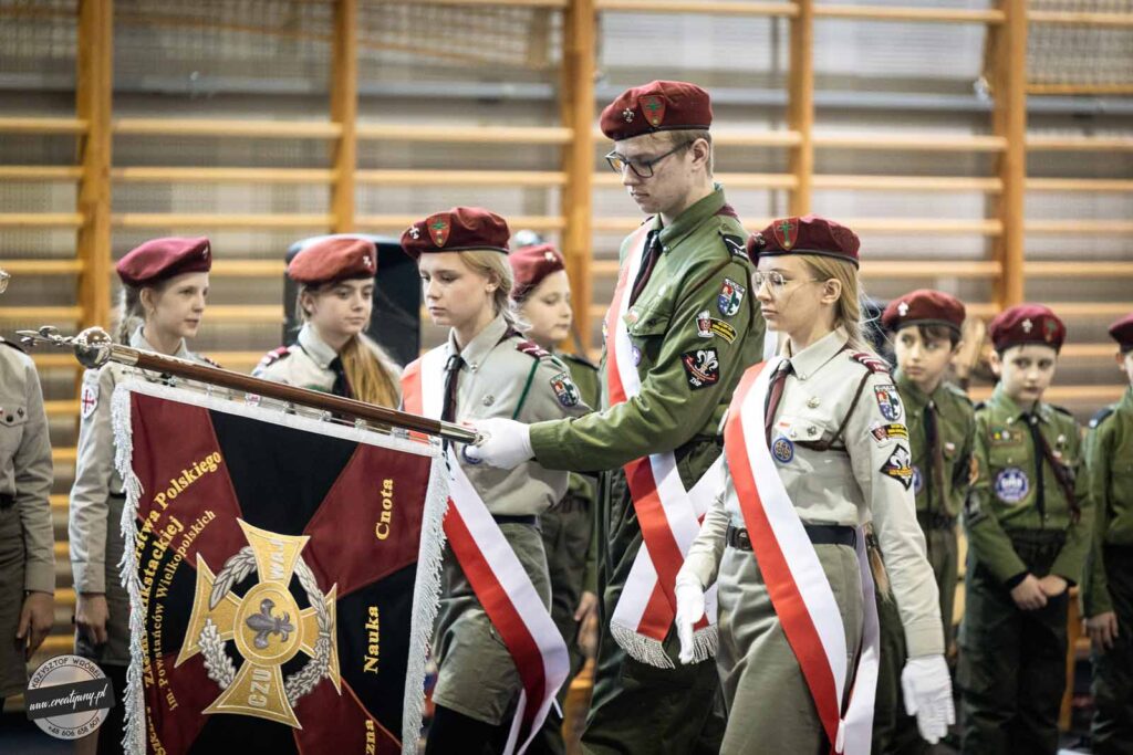 uroczystość poświęcenia i nadania sztandaru 1 Szczepowi ZHP Ziemi Mikstackiej im. Powstańców Wielkopolskich