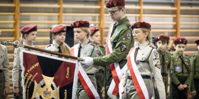 uroczystość poświęcenia i nadania sztandaru 1 Szczepowi ZHP Ziemi Mikstackiej im. Powstańców Wielkopolskich