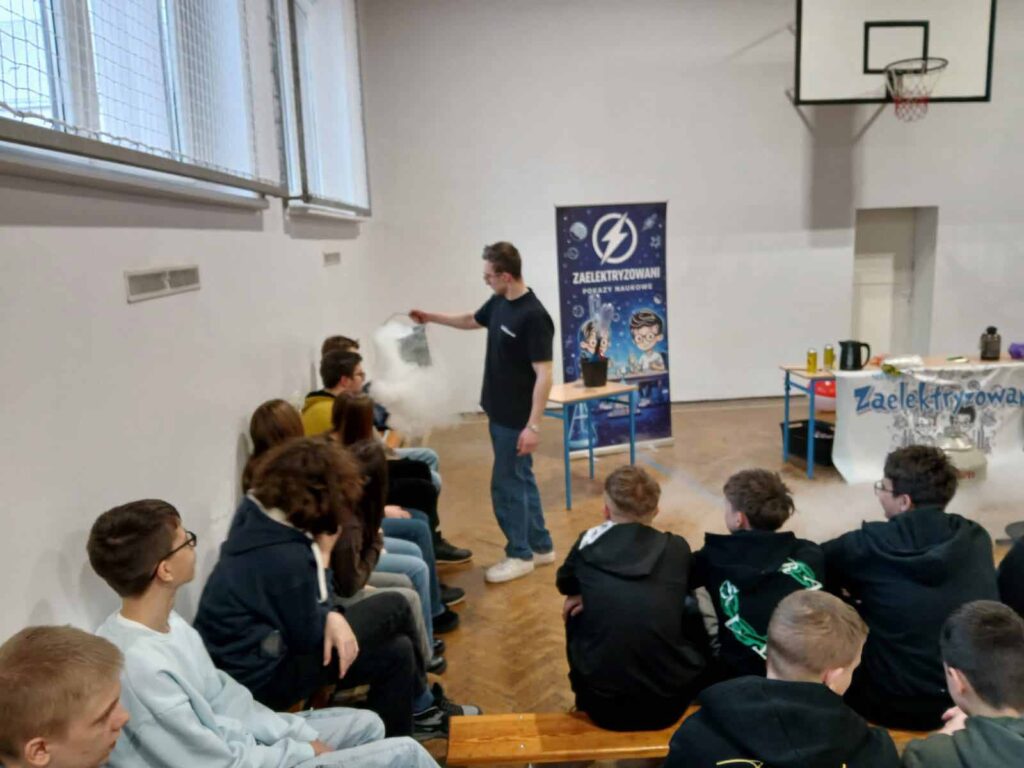 4 lutego 2026 Szkołę Podstawową w Mikstacie odwiedził animator, przedstawiciel grupy „Zaelektryzowani”, który przybliżył uczniom zagadnienia z zakresu chemii i fizyki.