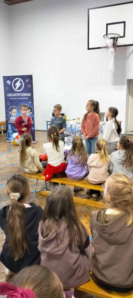 4 lutego 2026 Szkołę Podstawową w Mikstacie odwiedził animator, przedstawiciel grupy „Zaelektryzowani”, który przybliżył uczniom zagadnienia z zakresu chemii i fizyki.