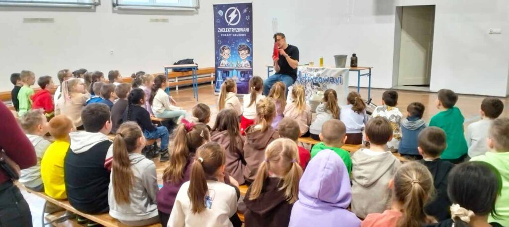 4 lutego 2026 Szkołę Podstawową w Mikstacie odwiedził animator, przedstawiciel grupy „Zaelektryzowani”, który przybliżył uczniom zagadnienia z zakresu chemii i fizyki.