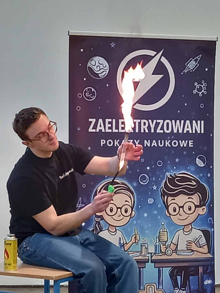 4 lutego 2026 Szkołę Podstawową w Mikstacie odwiedził animator, przedstawiciel grupy „Zaelektryzowani”, który przybliżył uczniom zagadnienia z zakresu chemii i fizyki.