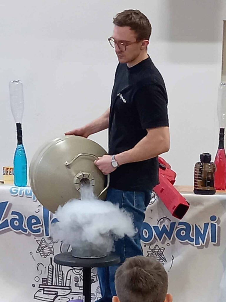 4 lutego 2026 Szkołę Podstawową w Mikstacie odwiedził animator, przedstawiciel grupy „Zaelektryzowani”, który przybliżył uczniom zagadnienia z zakresu chemii i fizyki.