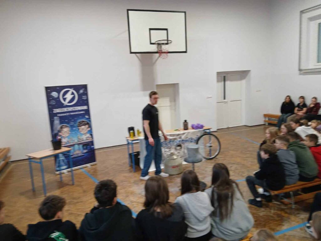 4 lutego 2026 Szkołę Podstawową w Mikstacie odwiedził animator, przedstawiciel grupy „Zaelektryzowani”, który przybliżył uczniom zagadnienia z zakresu chemii i fizyki.