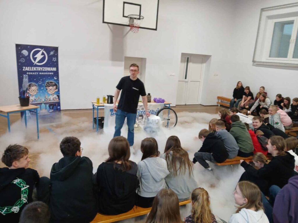 4 lutego 2026 Szkołę Podstawową w Mikstacie odwiedził animator, przedstawiciel grupy „Zaelektryzowani”, który przybliżył uczniom zagadnienia z zakresu chemii i fizyki.
