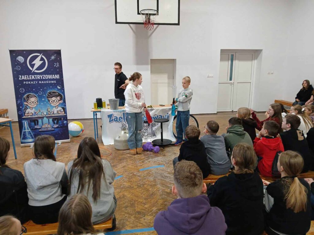 4 lutego 2026 Szkołę Podstawową w Mikstacie odwiedził animator, przedstawiciel grupy „Zaelektryzowani”, który przybliżył uczniom zagadnienia z zakresu chemii i fizyki.