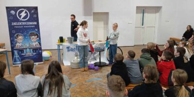 4 lutego 2026 Szkołę Podstawową w Mikstacie odwiedził animator, przedstawiciel grupy „Zaelektryzowani”, który przybliżył uczniom zagadnienia z zakresu chemii i fizyki.