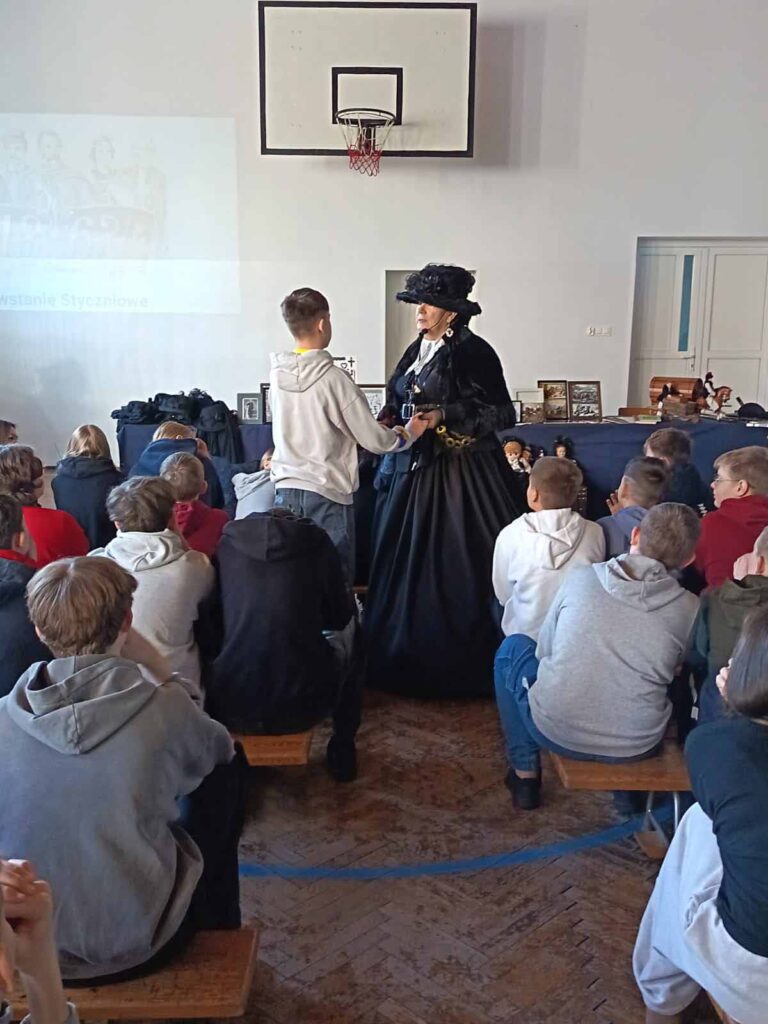 przedstawiciele Stowarzyszenia Historycznego im. Księdza majora Szczepana Walkowskiego przeprowadzili w Szkole Podstawowej w Mikstacie prelekcję „O powstaniu styczniowym inaczej …”.