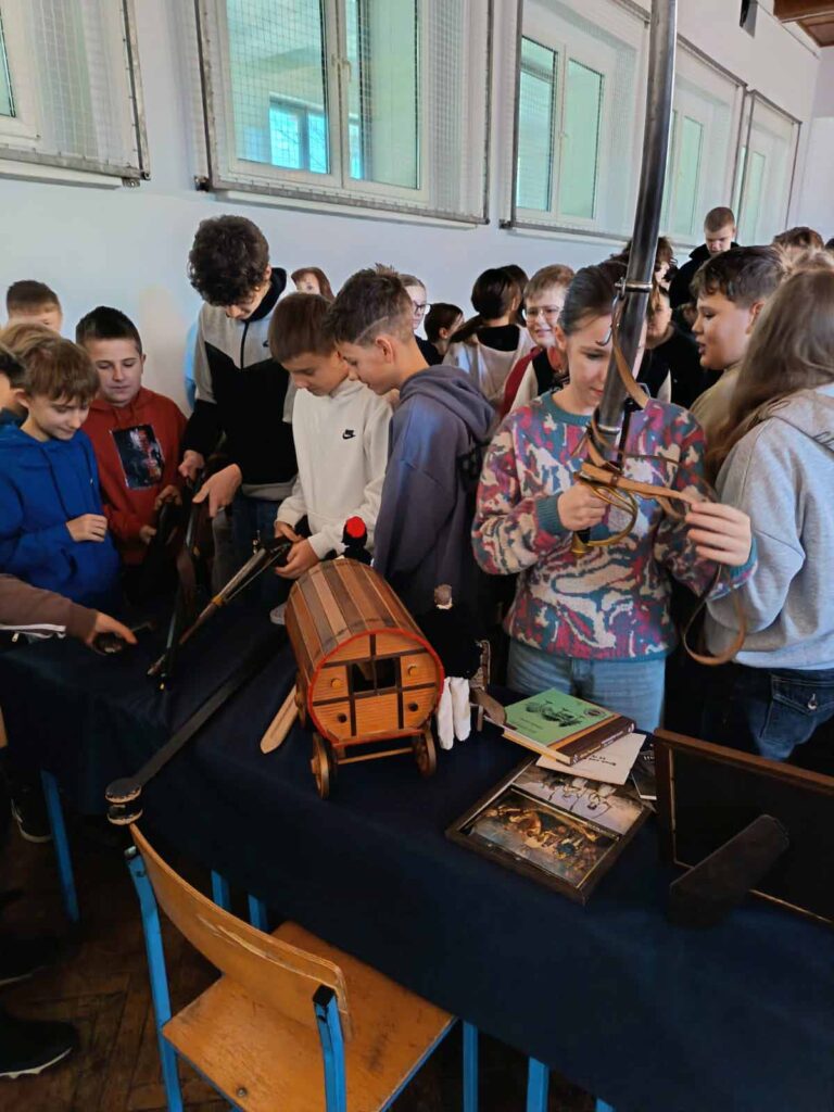 przedstawiciele Stowarzyszenia Historycznego im. Księdza majora Szczepana Walkowskiego przeprowadzili w Szkole Podstawowej w Mikstacie prelekcję „O powstaniu styczniowym inaczej …”.