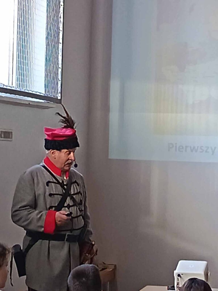 przedstawiciele Stowarzyszenia Historycznego im. Księdza majora Szczepana Walkowskiego przeprowadzili w Szkole Podstawowej w Mikstacie prelekcję „O powstaniu styczniowym inaczej …”.
