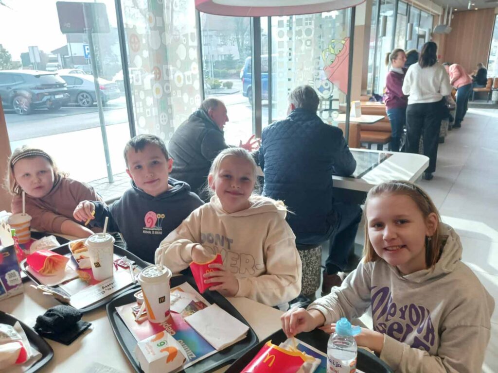 uczniowie klas I-VIII Szkoły Podstawowej z oddziałem przedszkolnym w Kaliszkowicach Ołobockich udali się na wycieczkę do Ostrowa Wielkopolskiego