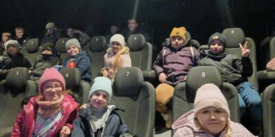 uczniowie klas I-VIII Szkoły Podstawowej z oddziałem przedszkolnym w Kaliszkowicach Ołobockich udali się na wycieczkę do Ostrowa Wielkopolskiego