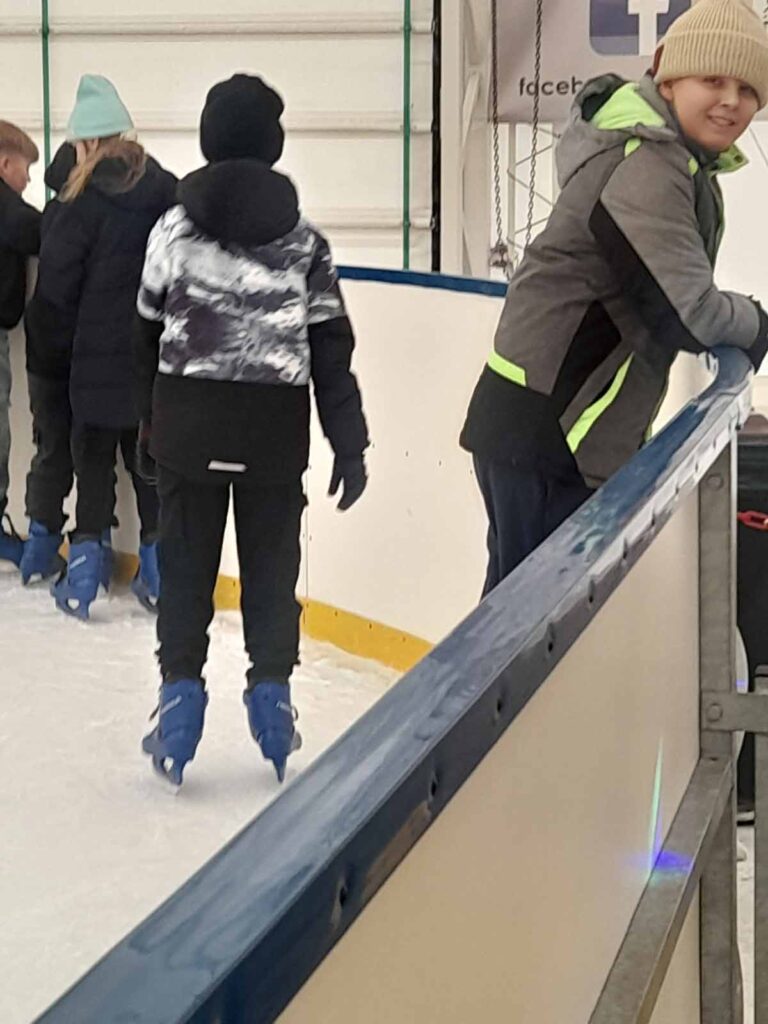 uczniowie klas I-VIII Szkoły Podstawowej z oddziałem przedszkolnym w Kaliszkowicach Ołobockich udali się na wycieczkę do Ostrowa Wielkopolskiego