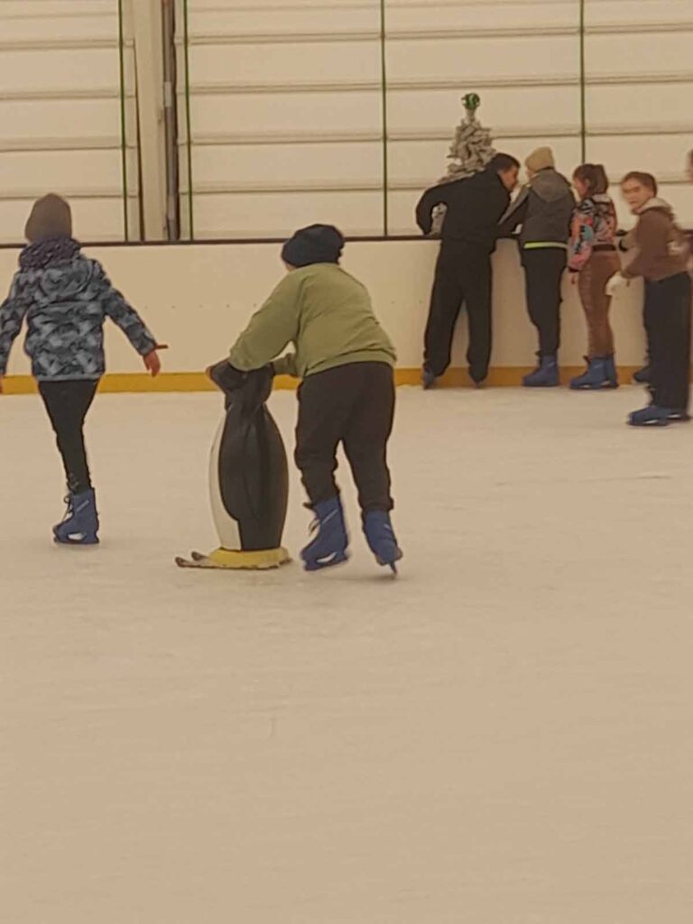 uczniowie klas I-VIII Szkoły Podstawowej z oddziałem przedszkolnym w Kaliszkowicach Ołobockich udali się na wycieczkę do Ostrowa Wielkopolskiego