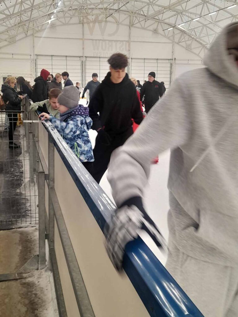 uczniowie klas I-VIII Szkoły Podstawowej z oddziałem przedszkolnym w Kaliszkowicach Ołobockich udali się na wycieczkę do Ostrowa Wielkopolskiego