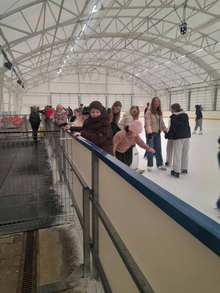 uczniowie klas I-VIII Szkoły Podstawowej z oddziałem przedszkolnym w Kaliszkowicach Ołobockich udali się na wycieczkę do Ostrowa Wielkopolskiego