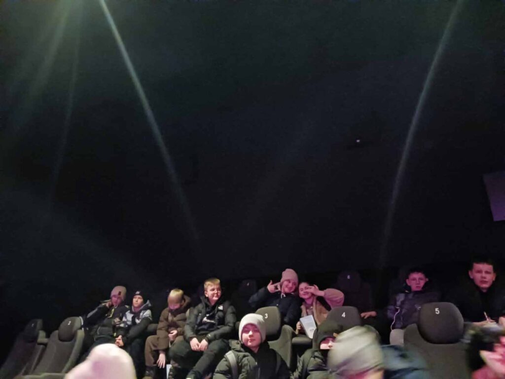 uczniowie klas I-VIII Szkoły Podstawowej z oddziałem przedszkolnym w Kaliszkowicach Ołobockich udali się na wycieczkę do Ostrowa Wielkopolskiego