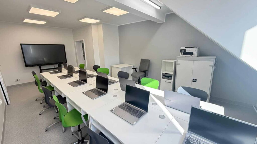 Pozyskaliśmy środki na utworzenie nowej pracowni komputerowej z pełnym wyposażeniem.