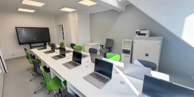 Pozyskaliśmy środki na utworzenie nowej pracowni komputerowej z pełnym wyposażeniem.